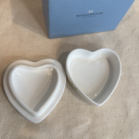 Wedgwood heart-shaped trinket box - Picture 2 of 4